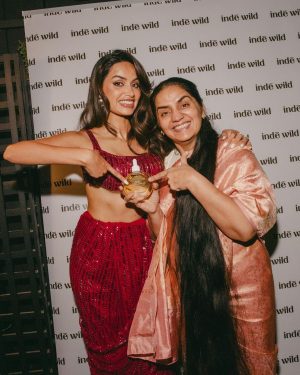 Diipa Khosla Instagram - A night to remember 🪔❤️

@indewild’s first dinner in London together with remarkable south asian wo(men) who have paved the way and made their mark in the UK. This dinner will forever hold a special place in my heart. From being a student in the same city, lost like a little puppy far outside my comfort zone to hosting such powerhouses and building a brand that represents us.. 🥹❤️
—

Thank you @manishmalhotra05 @manishmalhotraworld for making me feel like a diwali pataka & @kunalrawalofficial for dressing my @olegbuller ✨
And thank you @kanishkamayfair for hosting us 🙌🏽
Make up by @saps.slap
Hair by @johanjohn_ 
Photos by @indiabharadwaj
