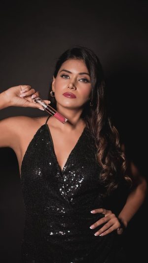 Dimpi Sanghvi Instagram - 3 glam looks with just 1 lipstick ft. @lakmeindia’s newest lip launch, the Matte to Glass Lip Duo!

1 product, 2 finishes & 3 looks 😍

Get:
Clear glossy lips 👄 
Matte, transfer proof lips 💋
Coloured glossy ultra glam lips all with just 1 lipstick 💄 

Get your hands on this unique and versatile product at INR 650/- exclusively on @tirabeauty!

#Ad #DimpiSanghvi #lakmé #lipsticks

Hair & Makeup - @kajolrpaswwanteam @kajolrpaswwanmakeupacademy