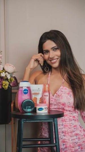 Dimpi Sanghvi Instagram - Amazon’s “The Beauty Sale”💥 is live & I’m giving you a sneak peak into my favourite picks which help me get through my life as an influencer. These products help me look flawless for my shoots & events.

You can now shop my favourite products at Amazon’s “The Beauty Sale”. Get ready to #ShowUpGlowUpSaveUp with Amazon’s The Beauty Sale powered by Maybelline in association with L’Oreal Professionnel and Biotique from 22nd to 26th July 2023.

#AmazonBeautySale #MakeUpLooks #ShowUpGlowUpSaveUp #AmazonBeautyExpert #BeautySale #AmazonTheBeautySale #HarPalFashionable #DimpiSanghvi #Ad