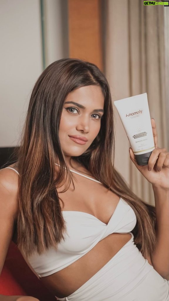 Dimpi Sanghvi Instagram - Priyanka Chopra’s favourite Anomaly Bonding Mask is now available on Nykaa & I can’t contain my excitement 😃😃 This mask is formulated with a unique blend of quinoa and vegetable proteins, this intensely nourishing formula penetrates the hair to help it feel stronger and more manageable. Hair is left feeling renewed and restored. I personally love this mask as it - Transforms damaged hair Strengthens the foundation of hair Hair looks healthier and shinier All in one easy step! It has a clean formula that is cruelty free, gluten free, vegan and contains no sulfates, parabens, phthalates, silicones, mineral oil or dyes. Brand offer: Flat 10% Off + Combos At 20% Off #AD #DestressYourTresses #AnomalyBondingMask #DimpiSanghvi @mynykaa @anomalyhaircare @priyankachopra