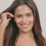 Dimpi Sanghvi Instagram – Took the 100hr hydration challenge with @simpleskincareindia’s new Water Boost Range & here’s how it went.

I started my applying Simple’s hydrating gel cream on one side of my face & my regular moisturiser on the other side. Throughout the day I kept a track of my skin’s hydration level with the help of the hydrometer & the results were surprising.

The part of my face where I applied Simple’s new hydrating gel cream stayed moisturised & showed high percentage of hydration on the hydrometer compared to the other side🧐

Simple’s hydrating gel cream is infused with Pentavitin which binds water with the skin & locks it in for upto 100 hours. 

It’s light weight formula gets absorbed quickly & keeps skin hydrated throughout the day.

It’s clean, kind & effective like all other Simple’s products. So boost your skin’s hydration level with this water boost range from Simple

#Simpleskincareindia #waterboostrange #dehydratedskin #damagedskinbarrier
#100hourhydration #Waterboost #DimpiSanghvi #ad