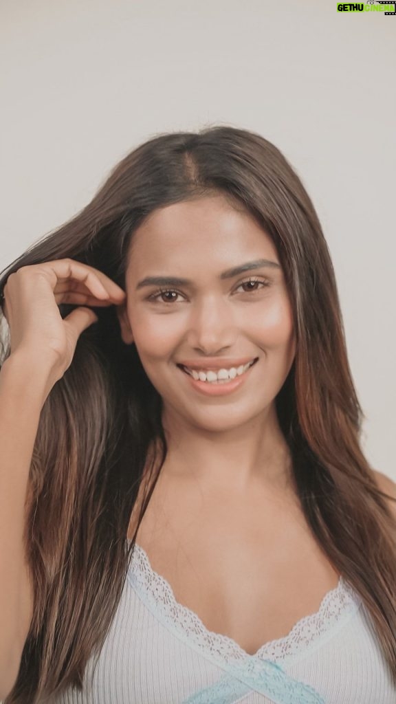 Dimpi Sanghvi Instagram - Took the 100hr hydration challenge with @simpleskincareindia’s new Water Boost Range & here’s how it went. I started my applying Simple’s hydrating gel cream on one side of my face & my regular moisturiser on the other side. Throughout the day I kept a track of my skin’s hydration level with the help of the hydrometer & the results were surprising. The part of my face where I applied Simple’s new hydrating gel cream stayed moisturised & showed high percentage of hydration on the hydrometer compared to the other side🧐 Simple’s hydrating gel cream is infused with Pentavitin which binds water with the skin & locks it in for upto 100 hours. It’s light weight formula gets absorbed quickly & keeps skin hydrated throughout the day. It’s clean, kind & effective like all other Simple’s products. So boost your skin’s hydration level with this water boost range from Simple #Simpleskincareindia #waterboostrange #dehydratedskin #damagedskinbarrier #100hourhydration #Waterboost #DimpiSanghvi #ad