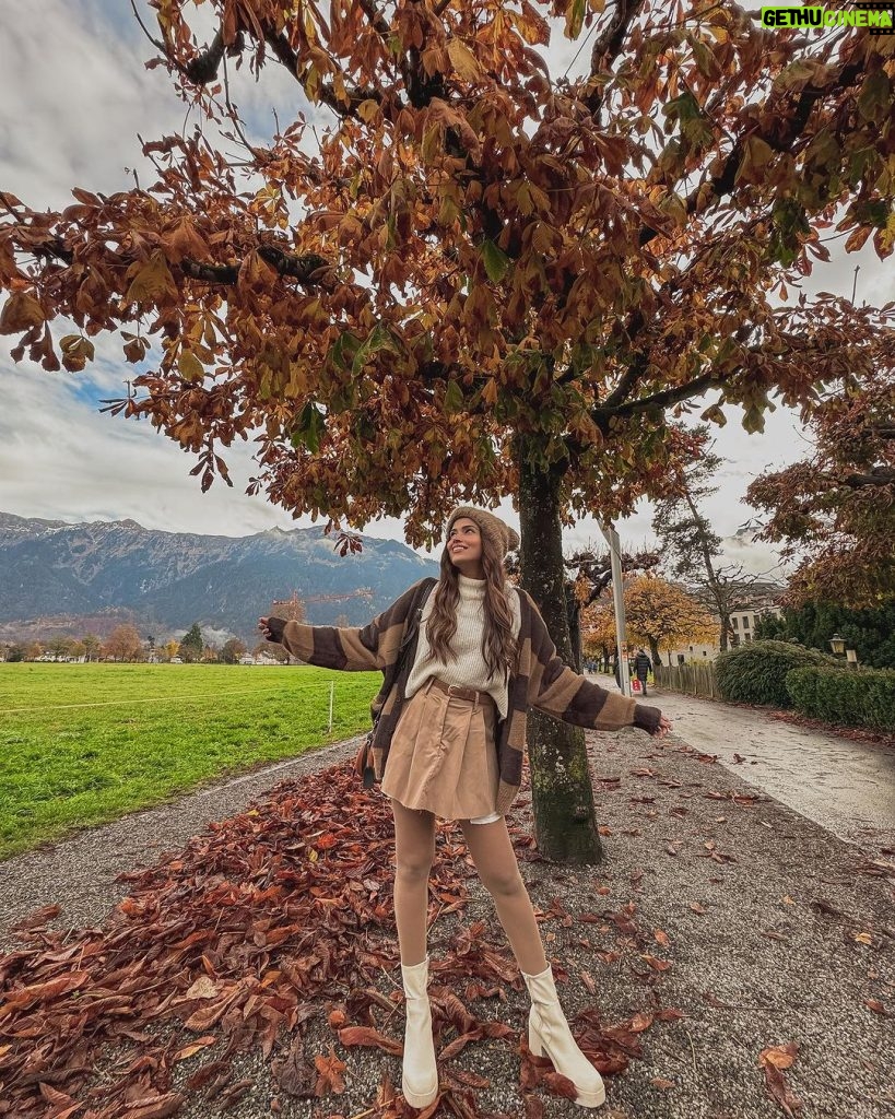 Dimpi Sanghvi Instagram - Postcards from Switzerland 🍁 #switzerland #dimpitraveldiaries #dimpisanghvi #interlaken #indiantravelinfluencers #indianlifestyleinfluencers #winter #winterfashion #winterwonderland #winteroutfit #mumbailifestyleinfluencers #mumbailuxurylifestyleinfluencers Interlaken, Switzerland