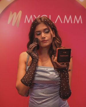 Dimpi Sanghvi Instagram - What a start to the much awaited @flipkart Glam Up Sale 💖 which is from 16th - 18th June! With 40+ brands offering 100% genuine products, exclusive launches and so much more!

Stay tuned! Use coupon code FKGLAMUPJD to grab the best deal ! Link in bio to shop! 😍

#flipkartglamupsale #flipkartglamupfest #dimpisanghvi #mumbaibeautyinfluencer #beautyinfluencer #makeup #glammakeup #trendingmakeup #indianbeautyinfluencer @flipkartlifestyle

Look details -
Outfit - @urbanic_in 
Heels - @aldo_shoes 
Bag - @urbanic_in 
Makeup & hair - @kajolrpaswwan @kajolrpaswwanmakeupacademy @kajolrpaswwanteam