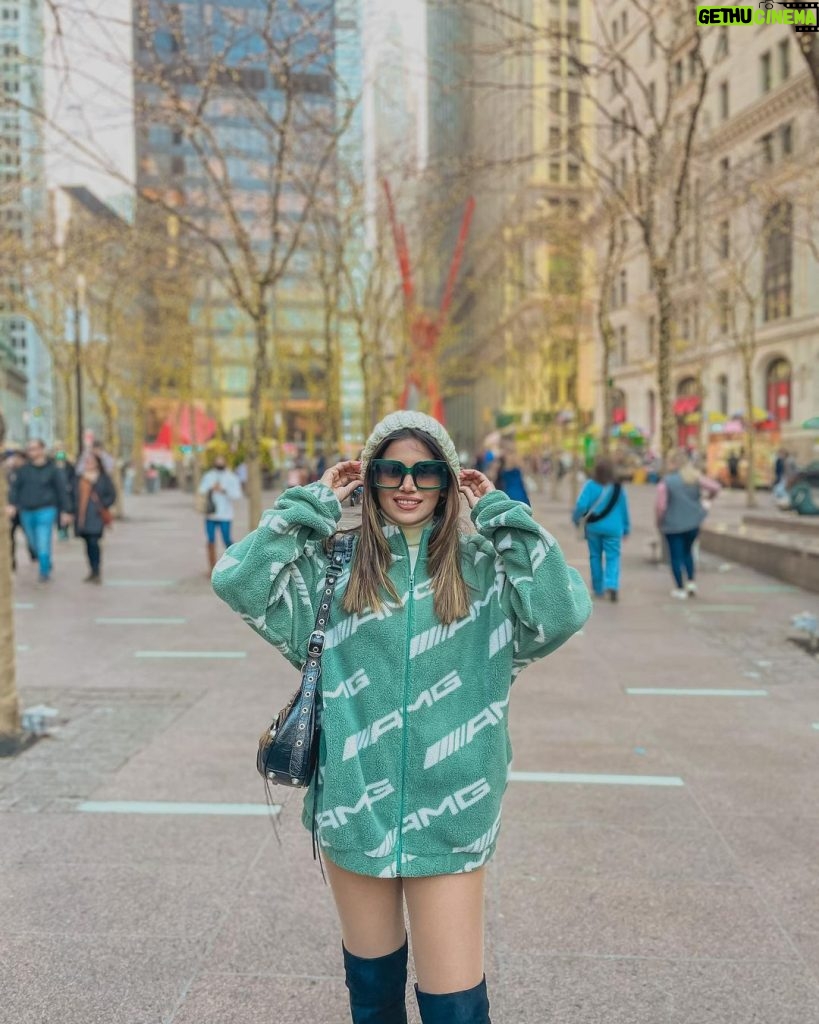 Dimpi Sanghvi Instagram - New York State of Mind🗽 . . #dimpitraveldiaries #travelreels #America #Christmas2022 #NewYears2022 #Winter #indiantravelblogger #LuxuryWorldTraveler #LuxuryTravelBlogger #LuxuryLifestyle #LuxuryFashion #mumbaibloggers #IndianFemaleBloggers #Travelgoals #FashionBlogger #LifestyleBlogger #TravelBlogger #IndianInfluencer #mumbaitravelbloggers #usa #indiantravelinfluencer #travelinfluencer #mumbaiinfluencer #newyork #usa #timessquare #financialdistrict #newyorkblogger #newyorklifestyleblogger #globalinfluencer #newyorkfashionblogger Financial District, New York, New York