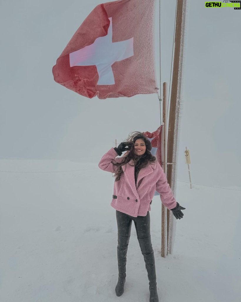 Dimpi Sanghvi Instagram - At the top of Europe @jungfraujochtopofeurope ❤ #dimpitraveldiaries #dimpiinswitzerland #europe #indiantravelinfluencers #switzerland #grindelwald #jungfrau #jungfrauregion #switzerland🇨🇭 #switzerland_vacations #mumbaitravelinfluencers Switzerland