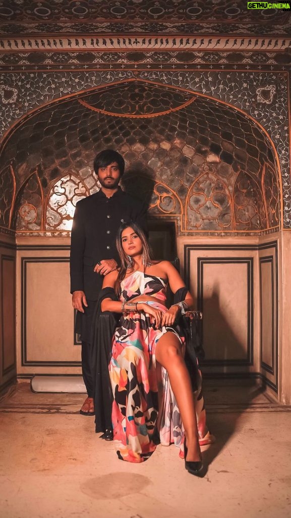 Dimpi Sanghvi Instagram - Tu Hi Sazaa Hai, Tu Hi Rihaai 🕊️ Shot at Sheesh Mahal in City Palace, Jaipur 😍 #TheOffbeatCouple #BanaSharabhi #ShashankSanghvi #DimpiSanghvi #CityPalace #Jaipur