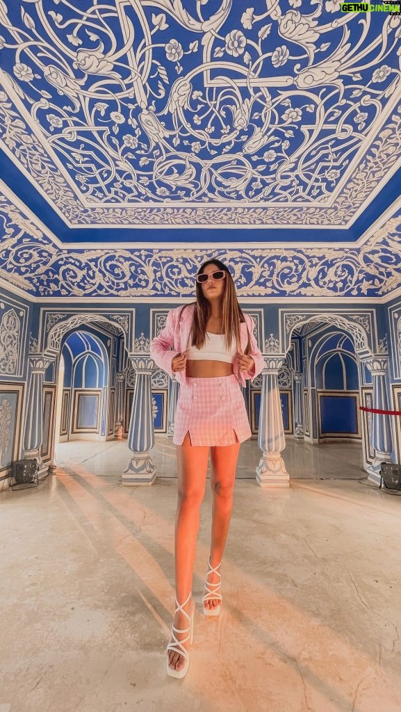 Dimpi Sanghvi Instagram - Golden hour at Blue room in City Palace, Jaipur 💙 @airbnb #CityPalaceonAirbnb #LiveAnywhere #AirbnbPartner #DimpiTravelDiaries #Jaipur #CityPalace #IndianTravelBloggers #IndianTravelInfluencers #IncredibleIndia #urbanic #urbanicsquad Outfit from @urbanic_in