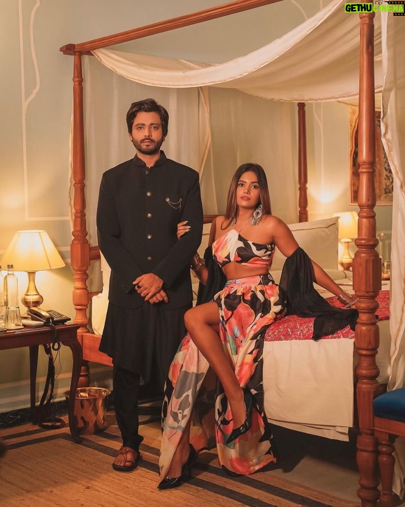 Dimpi Sanghvi Instagram - A Royal Affair at City Palace 🖤 Featuring our stay at the Gudliya Suite in City Palace which is now on @airbnb. It is the living residence of His Highness the King of Jaipur 👑 & it was truly an opportunity of a lifetime to experience royalty like never seen before ✨ #CityPalaceonAirbnb #LiveAnywhere #AirbnbPartner #Hosted #DimpiTravelDiaries #TheOffBeatCouple #IamshashhTravels #CityPalaceJaipur #Jaipur #IncredibleIndia #IndianTravelInfluencers #Airbnb City Palace, Jaipur