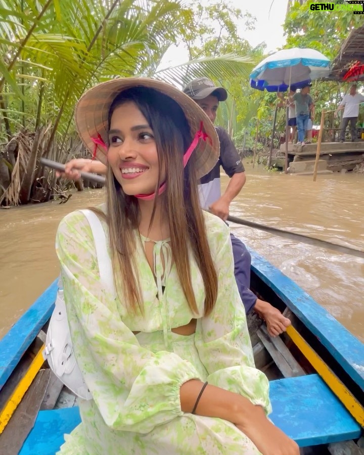 Dimpi Sanghvi Instagram - Vietnam Views 🚤🍃 Beautiful day exploring Vietnam countryside - music, food, culture & at the end taking a rowing boat ride on Mekong Delta River. Oh & did I forget to tell you that Vietnamese people are the sweetest. Watch my video in the end to actually see it 🥰 #dimpitraveldiaries #vietnam #hochiminh #dimpisanghvi #indiantravelinfluencers #globetrotter #mekong