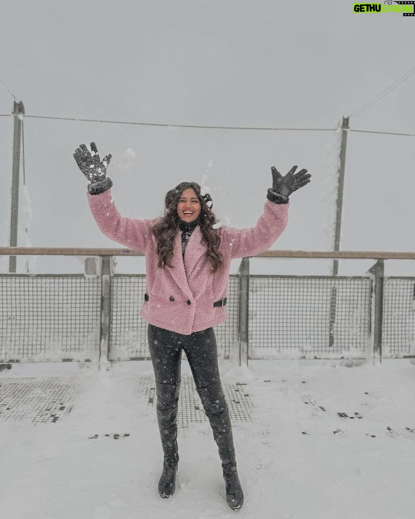 Dimpi Sanghvi Instagram - At the top of Europe @jungfraujochtopofeurope ❤ #dimpitraveldiaries #dimpiinswitzerland #europe #indiantravelinfluencers #switzerland #grindelwald #jungfrau #jungfrauregion #switzerland🇨🇭 #switzerland_vacations #mumbaitravelinfluencers Switzerland