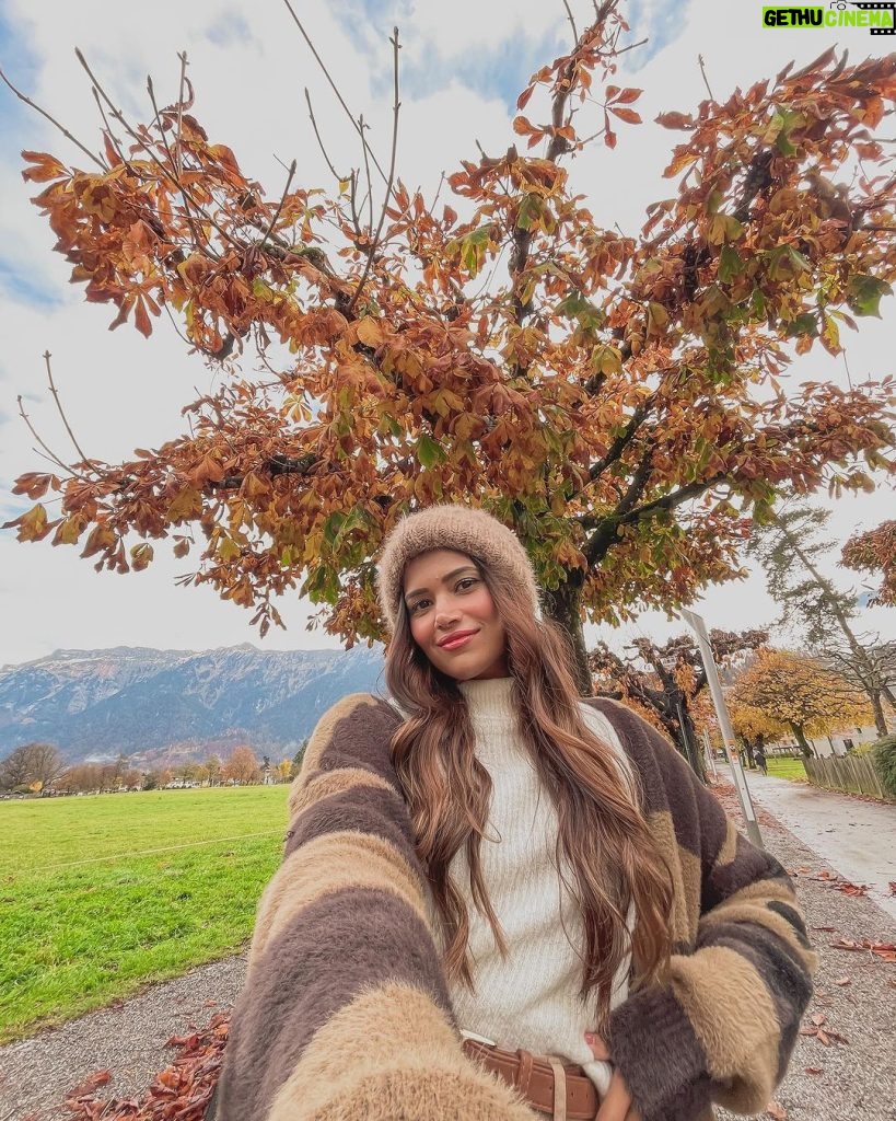 Dimpi Sanghvi Instagram - Postcards from Switzerland 🍁 #switzerland #dimpitraveldiaries #dimpisanghvi #interlaken #indiantravelinfluencers #indianlifestyleinfluencers #winter #winterfashion #winterwonderland #winteroutfit #mumbailifestyleinfluencers #mumbailuxurylifestyleinfluencers Interlaken, Switzerland