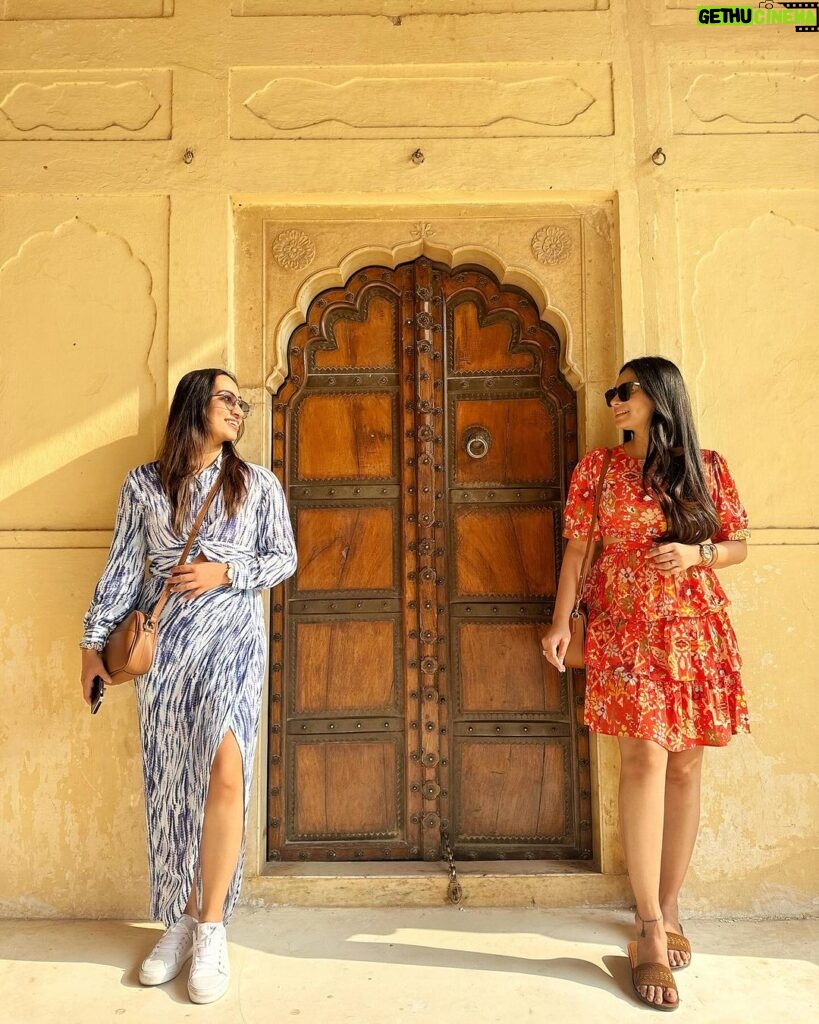 Dimple Biscuitwala Instagram - Feeling Each and every frame 🖼️🫶🏻 #jaipur #amerfort #nahargarhfort #dimplebiscuitwala #traveldiaries #jaipurdiaries #pinkcity Jaipur PinkCity