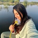 Dimple Biscuitwala Instagram – Nature’s silent symphony, a refreshing serenade for the soul☀️ #SunriseMagic #blissfulmoments #naturelove #nalsarovar #nalsaroverbirdsanctuary Nal Sarovar