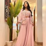 Dimple Biscuitwala Instagram - Simplicity speaks with splendour 🌸 . Wearing @mangalyam_ahmedabad Styled by @style_by_mita Jewellery by @thejewelstudiio . #showtime #showready #dimplebiscuitwalalive