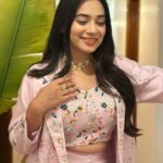 Dimple Biscuitwala Instagram - Simplicity speaks with splendour 🌸 . Wearing @mangalyam_ahmedabad Styled by @style_by_mita Jewellery by @thejewelstudiio . #showtime #showready #dimplebiscuitwalalive