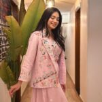 Dimple Biscuitwala Instagram - Simplicity speaks with splendour 🌸 . Wearing @mangalyam_ahmedabad Styled by @style_by_mita Jewellery by @thejewelstudiio . #showtime #showready #dimplebiscuitwalalive