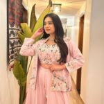 Dimple Biscuitwala Instagram - Simplicity speaks with splendour 🌸 . Wearing @mangalyam_ahmedabad Styled by @style_by_mita Jewellery by @thejewelstudiio . #showtime #showready #dimplebiscuitwalalive