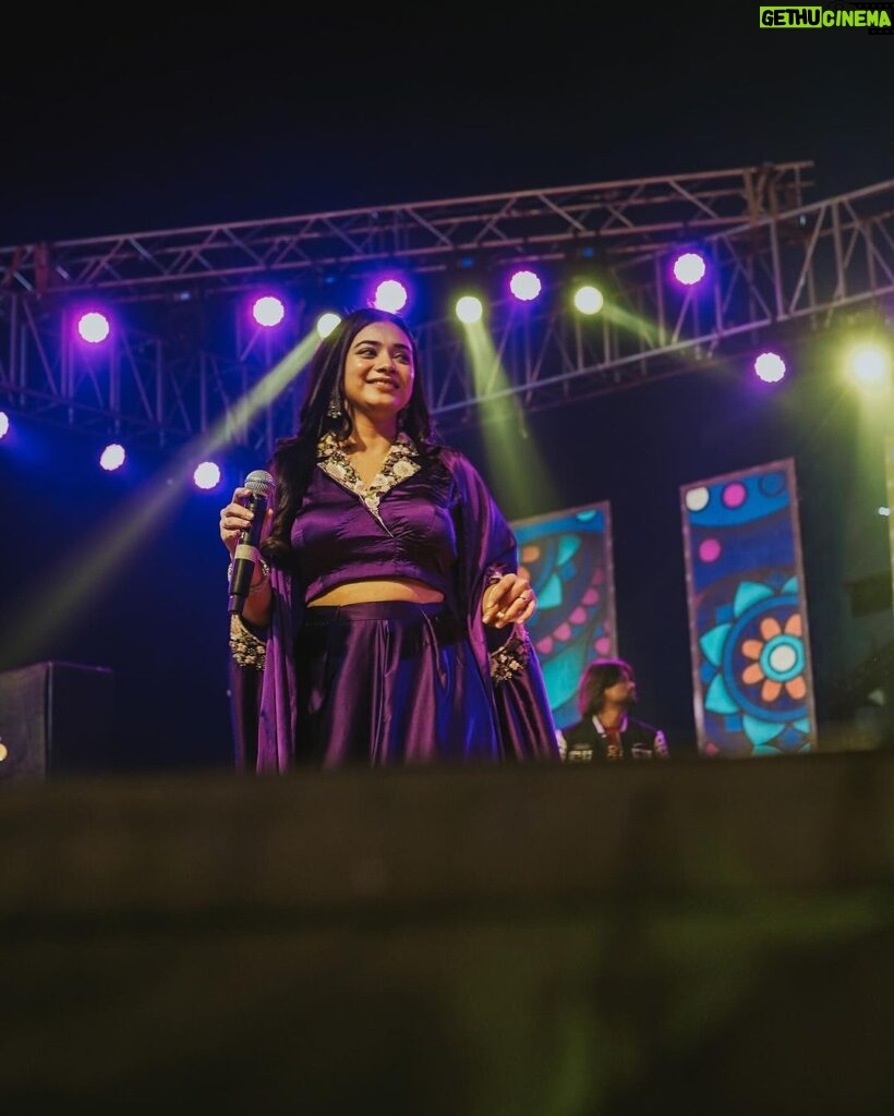 Dimple Biscuitwala Instagram - Show diaries💜 Wearing @mangalyam_ahmedabad Styled by @style_by_mita Jewellery by @thejewelstudiio . #sangeetnight #dimplebiscuitwalalive #shownight