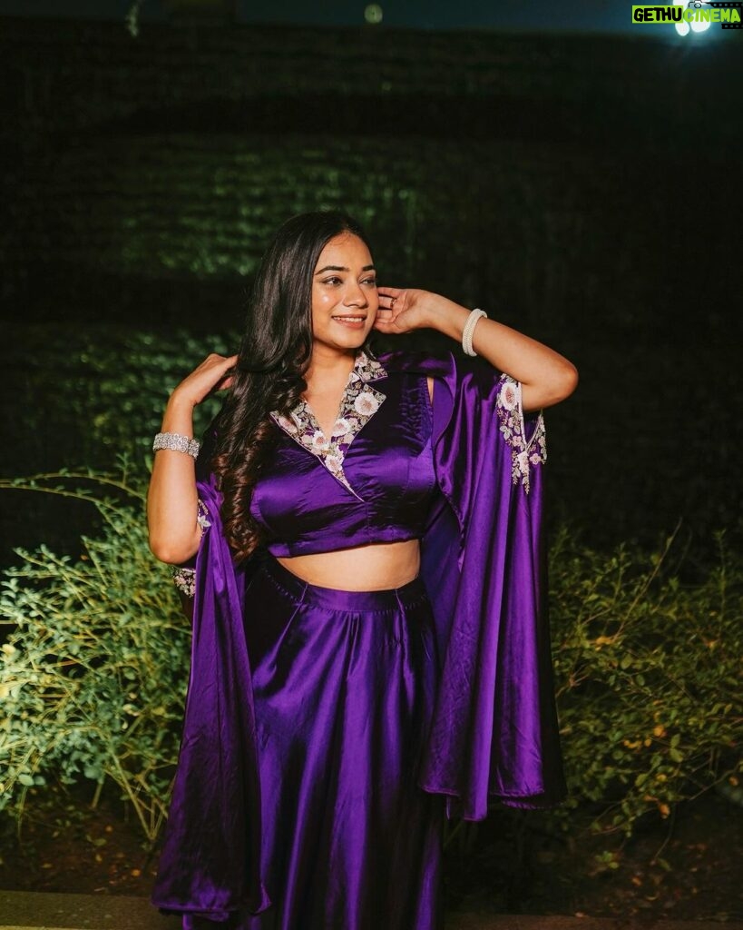 Dimple Biscuitwala Instagram - Show diaries💜 Wearing @mangalyam_ahmedabad Styled by @style_by_mita Jewellery by @thejewelstudiio . #sangeetnight #dimplebiscuitwalalive #shownight