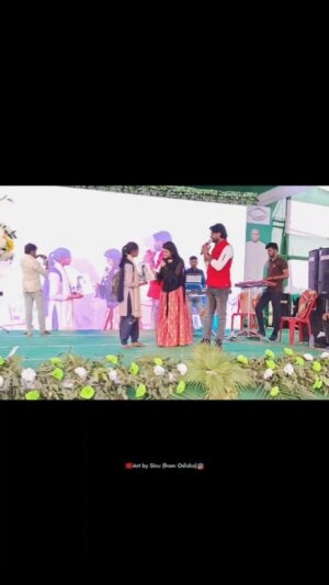 Dipti Rekha Padhi Instagram - 🤩 Finally Singer Diptirekha ଙ୍କୁ ତାଙ୍କ Sketch ବନେଇକି ଦେଲି | ବୋହୁତ୍ ଖୁସି ହେଲେ ସେ ଆଉ ମୁଁ ବି | full video ମୋ YT channel ରେ upload ହେଇଯାଇଛି ଦେଖିନିଅ |
.
.
.
.
.
#artistsoninstagram #odiareels #trending #diptirekhapadhi #odiasong #success #stageshow