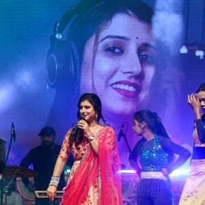 Dipti Rekha Padhi Instagram - 😊❤️Bhubaneshwar Balijtra😊❤️ #diptirekhaliveconcert #😊😊😊 #bhubaneswar #balijtra #❤️❤️❤️ 👗@soulbyindian Pic- @akshayafilms