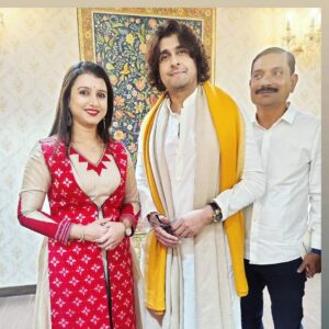 Dipti Rekha Padhi Instagram - The Golden moment❣️😍 Like a dream come true🤎 Meeting The Legend my all time Favorite @sonunigamofficial Sir🙏🏻 . . . #memory💕 #delhi #😊😊😊 #keepsmiling #Diptirekha