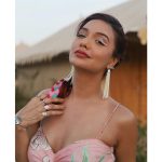 Divya Agarwal Instagram - Tropical 🦩🌴 . Styled by @stylingbyvictor @sohail__mughal___ Makeup @dishisanghvii Hair @fouzikazi_makeupndhair Clicked by @deepaksfilmography . Outfit @saangi_pret @viralmantra Accessories @funkymaharani Footwear @tic_tac_toe_store . . #divyaagarwal #tropical #beachvibes #fashionista #actress #shootdiaries #workmode #fashsiongirl