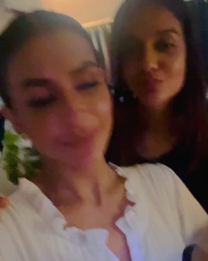 Divya Agarwal Instagram - 🫶🏻🌧️ 🍷 🥂 🌱 👭👬 it’s a vibe that matches none. #sisterlove 

#pavitrapunia #eijazkhan #pavitraapuniya #divyaagarwal #apurvainsta