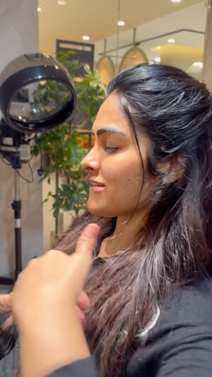 Divya Vadthya Instagram - life lo fun chala awasaram kada ! 
Marenduku moothi ala muduchukunnav cheppu ? 

#divi #divivadthya #divinunchi #happy #life #love #dance #cool