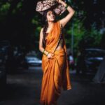 Divya Vadthya Instagram – Ninnu gurthu cheskunna prathi saari varsham laa kurustunnav … 
Nuvveppudu edurawthavoiii 😉 

#divi #divivadthya #divinunchi #varsham

📸 @sandeepgudalaphotography 
Wearing 👗 @omsai_pattusarees 
Styled by @preethi_potlapally 
💎 @emmadi_silver_jewellery