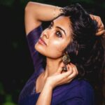 Divya Vadthya Instagram - Kalla nindaaaa ninnu pettukuni , prapancham antha vetukutunna …. Kallu neetho kappukupoyayi ani telitledu, eee pitchi divi ki… Konchem apudapudu ochi veltu unduuu, kallaloooo ala chammaga undipoku … #divi #divinunchi #divivadthya 📸 @sandeepgudalaphotography Love the artistic work ❤️ Wearing 👗 @privacollective Styled by @preethi_potlapally 💎 @emmadi_silver_jewellery