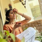 Divya Vadthya Instagram - నీ రాక కోసం నేను నా పారాణి ఎదురు చూస్తున్నాము ❤️ 📸 @naga.nandini.puli 💎 @elite_the_jewellery #divi #divivadthya #divinunchi