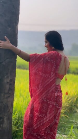 Divya Vadthya Instagram - Bangaari bomma dorikenammo.. 
ee vaadalonaa ❤️

👗 @growithculture