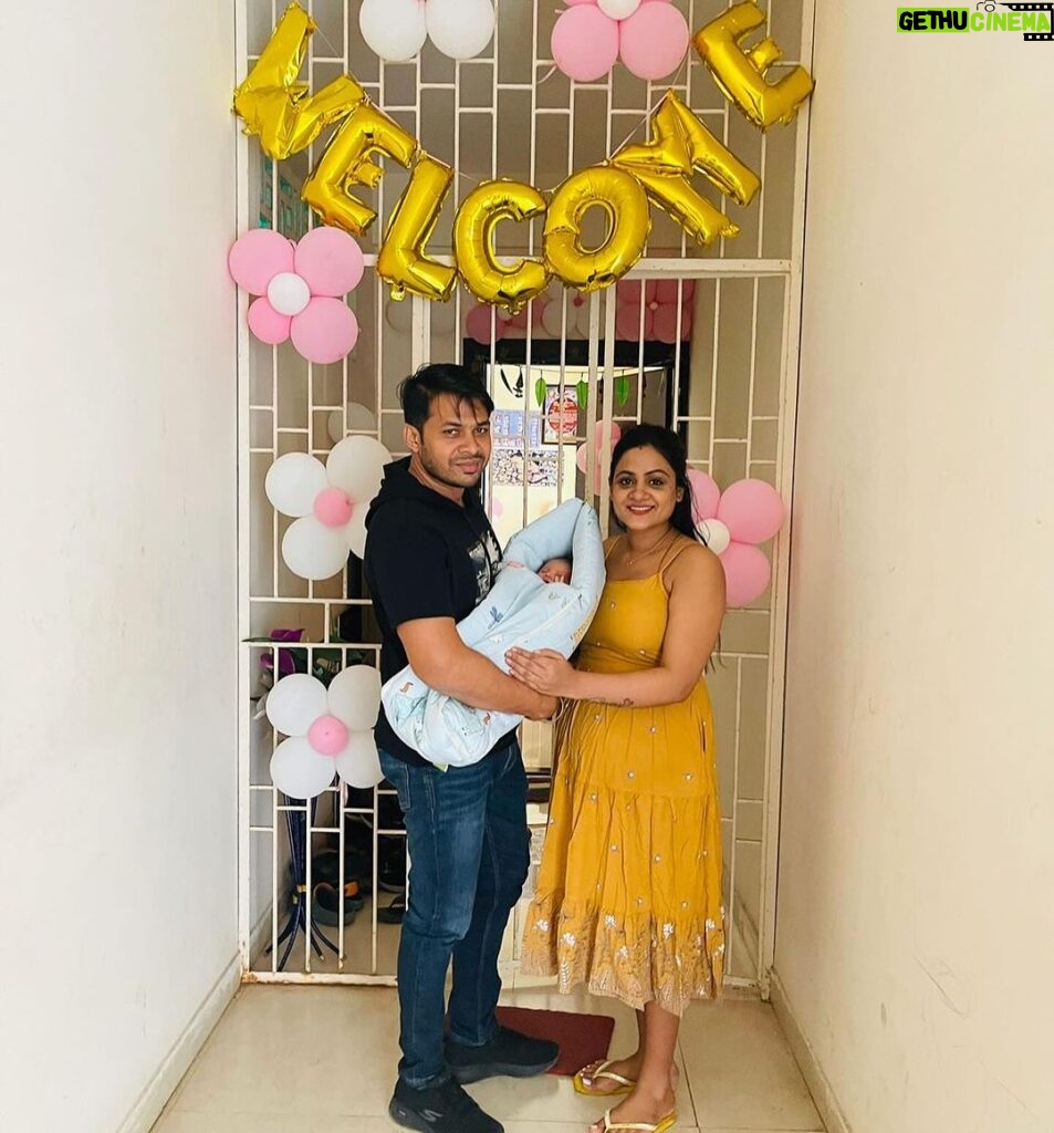 Elli Padhi Instagram - Homecoming of our Lakshmi🦶🏻 She is damn cutie angel 😇 🧚‍♂ Congratulations Nani & Bhaina ❤❤ Thank you @ankita.padhi2 & @padhi.anita nani for this beautiful décor 🤗❤ Missed the homecoming 😓😓