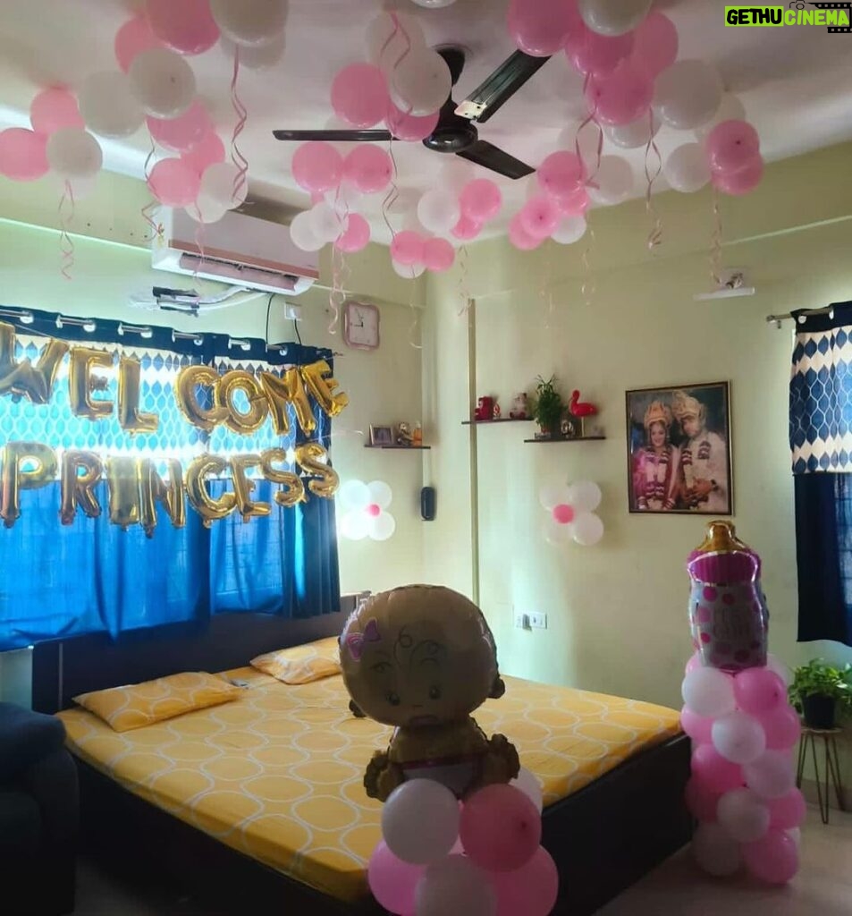 Elli Padhi Instagram - Homecoming of our Lakshmi🦶🏻 She is damn cutie angel 😇 🧚‍♂ Congratulations Nani & Bhaina ❤❤ Thank you @ankita.padhi2 & @padhi.anita nani for this beautiful décor 🤗❤ Missed the homecoming 😓😓