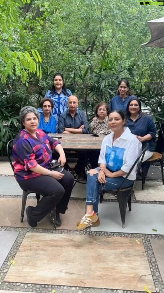 Gauri Khan Instagram - Always fun to spend time with the family at Delhi’s hidden gem: BROWNBOX Cafe, my favorite spot in Panchsheel Park. Perfect blend of coffee, pizzas and good weather… @thebrownboxdelhi