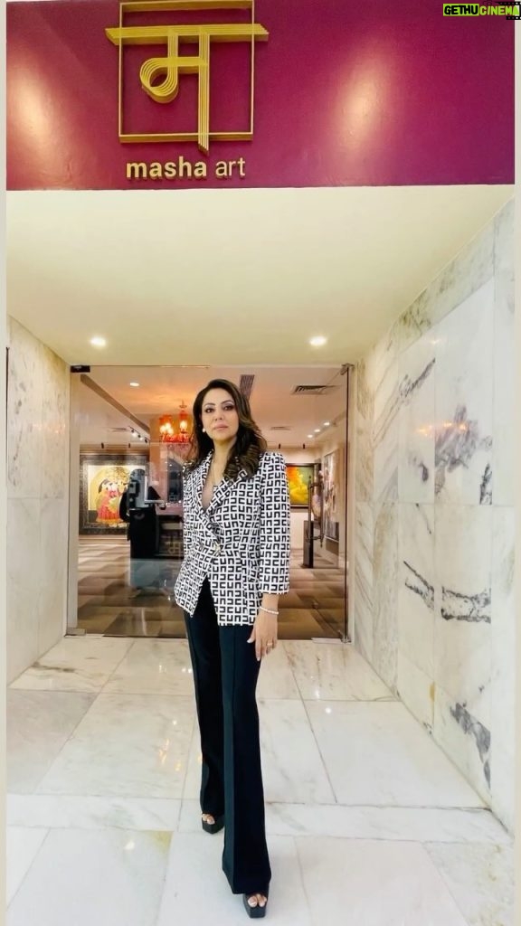 Gauri Khan Instagram - A beautiful curation of artwork @mashaartworld , a remarkable collection that seamlessly weaves together the timeless masterpieces of acclaimed artists like MF Hussain and SH Raza, with the vibrant narratives of emerging young talent. Every piece has its own story to tell here! @malaikaaroraofficial @tanaaz @bottomlinemedia #GauriKhanDesigns #GauriKhanDesignsOfficial