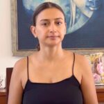 Gauri Pradhan Tejwani Instagram - Roll your tongue inside your mouth and touch it to the roof of the mouth! Excellent for the illusion of a double chin!😊 #OorjaByGauri #faceyoga #meditation #pranayam #antenatalyoga #mentalhealthcounseling #holistichealth