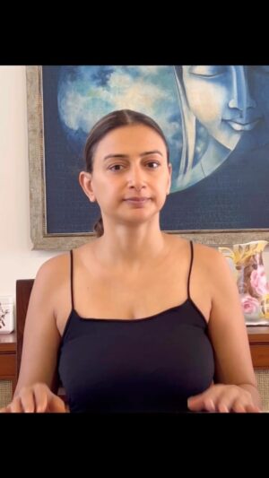 Gauri Pradhan Tejwani Instagram - Roll your tongue inside your mouth and touch it to the roof of the mouth! Excellent for the illusion of a double chin!😊 
#OorjaByGauri #faceyoga #meditation #pranayam #antenatalyoga #mentalhealthcounseling #holistichealth