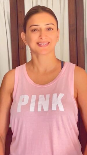 Gauri Pradhan Tejwani Instagram - Smiling Fish Face 😃
#OorjaByGauri #faceyoga #pranayam #meditation #antenatalyoga #mentalhealth #councelling #holistichealth