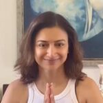 Gauri Pradhan Tejwani Instagram - Forehead Tapping!! Tap your forehead before you start with your forehead exercises!! #OorjaByGauri #faceyoga #pranayam #meditation #antenatalyoga #mentalhealth #holistichealth