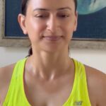 Gauri Pradhan Tejwani Instagram - It’s a great collagen boosting exercise..excellent for facial paralysis!again can do it anywhere anytime!