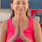 Gauri Pradhan Tejwani Instagram - Move your fingers on your eyebrows like you are moving them on a piano!one of my favourite exercises to get rid of eye issues!excellent for crow’s feet and droopy eyelids! #OorjaByGauri #faceyoga #pranayam #meditation #anyenatalyoga #holistichelath #eyeexercises