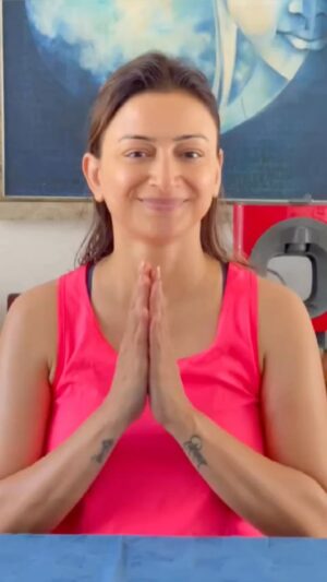 Gauri Pradhan Tejwani Instagram - Move your fingers on your eyebrows like you are moving them on a piano!one of my favourite exercises to get rid of eye issues!excellent for crow’s feet and droopy eyelids!
#OorjaByGauri #faceyoga #pranayam #meditation #anyenatalyoga #holistichelath #eyeexercises