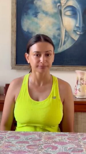 Gauri Pradhan Tejwani Instagram - THE SNAKE!
This exercise is great for stiff neck,droopy eyes/eyebrows,jaw issues and many other facial issues.
#OorjaByGauri #faceyoga #pranayam #meditation #antenatalyoga #holistichealth #youthfulskin #glowingskin