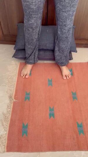 Gauri Pradhan Tejwani Instagram - Malasan..great hip opener,increases blood circulation to the pelvic region and excellent for birth preparation!
#oorja #antenatalyoga #birthpreparation #birthing #pranayam #meditation #faceyoga