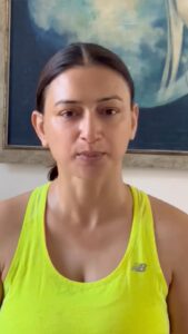 Gauri Pradhan Tejwani Instagram - The fish face..easy and effective..can do it anywhere anytime!1 #faceyoga #pranayam #meditation #antenatalyoga #holistichealth #healing #youthfulskin #naturalglow