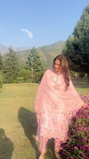 Gauri Pradhan Tejwani Instagram - Sawar loon…sawar loon….thank you @komalgill196

#pashminna #workmode #kashmir #srinagar #botanicalgarden #winters #flowers #dallake
