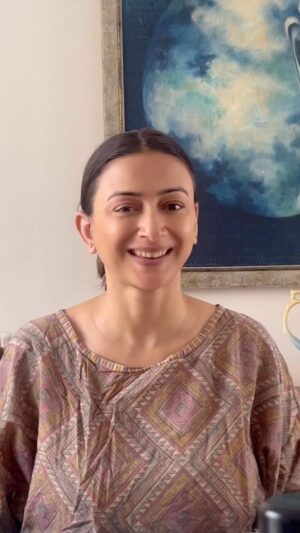 Gauri Pradhan Tejwani Instagram - Excellent for Nasolabial Lines..please don’t forget to apply cream before you start!
#OorjaByGauri #faceyoga #pranayam #meditation #antenatalyoga #holistichealth
